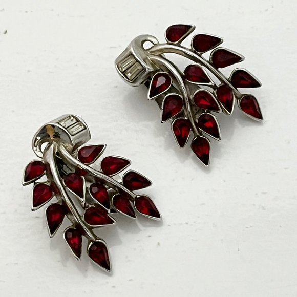 SIGNED CROWN TRIFARI Clip-On Earrings, Leaf Shaped Red Rhinestones Bezel Setting - Picture 4 of 8